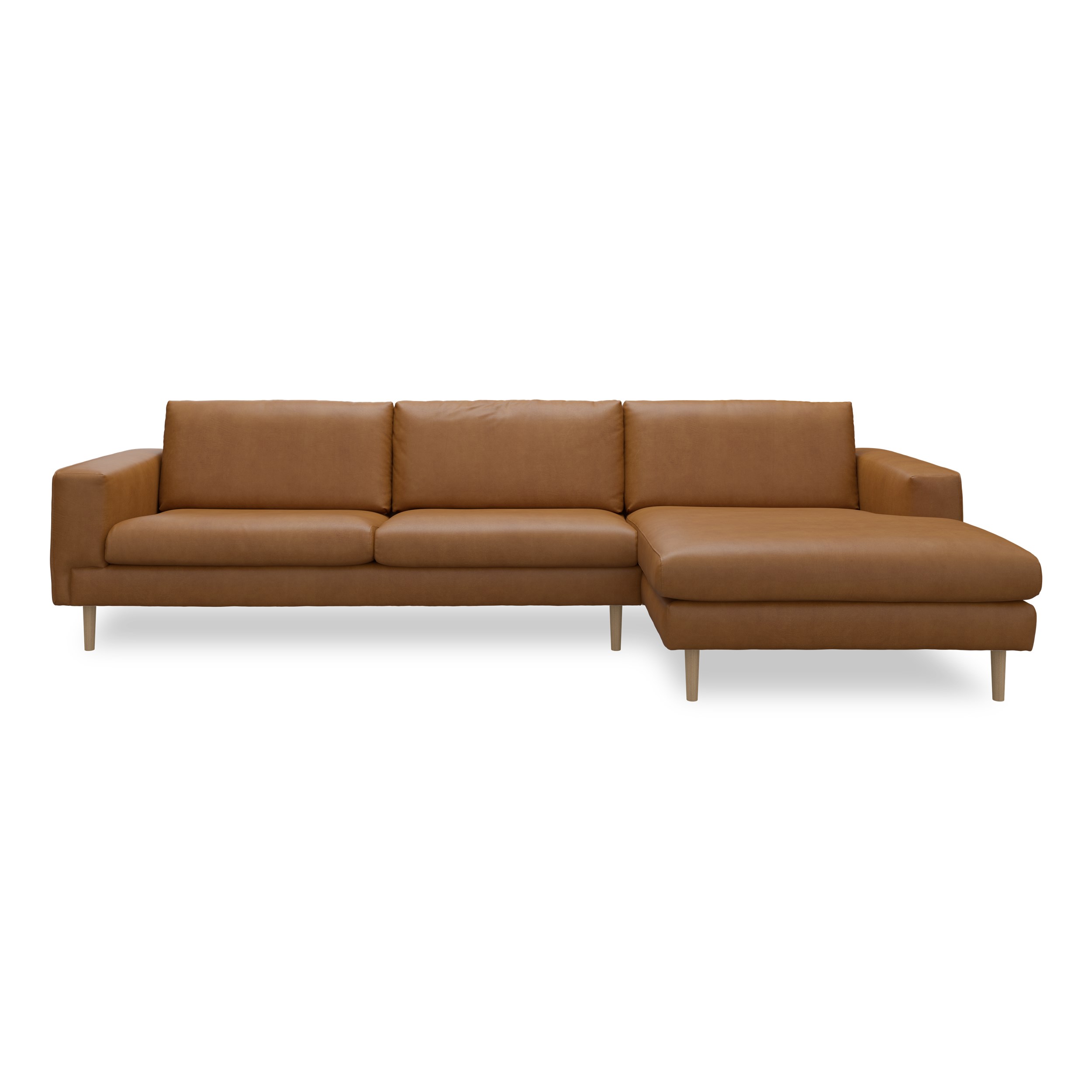 Nyland højrevendt sofa med chaiselong - Kentucky 9 cognac bonded læder, Ben no. 141 i lakeret massiv eg og S: Koldskum R:Koldskum med fiberfyld