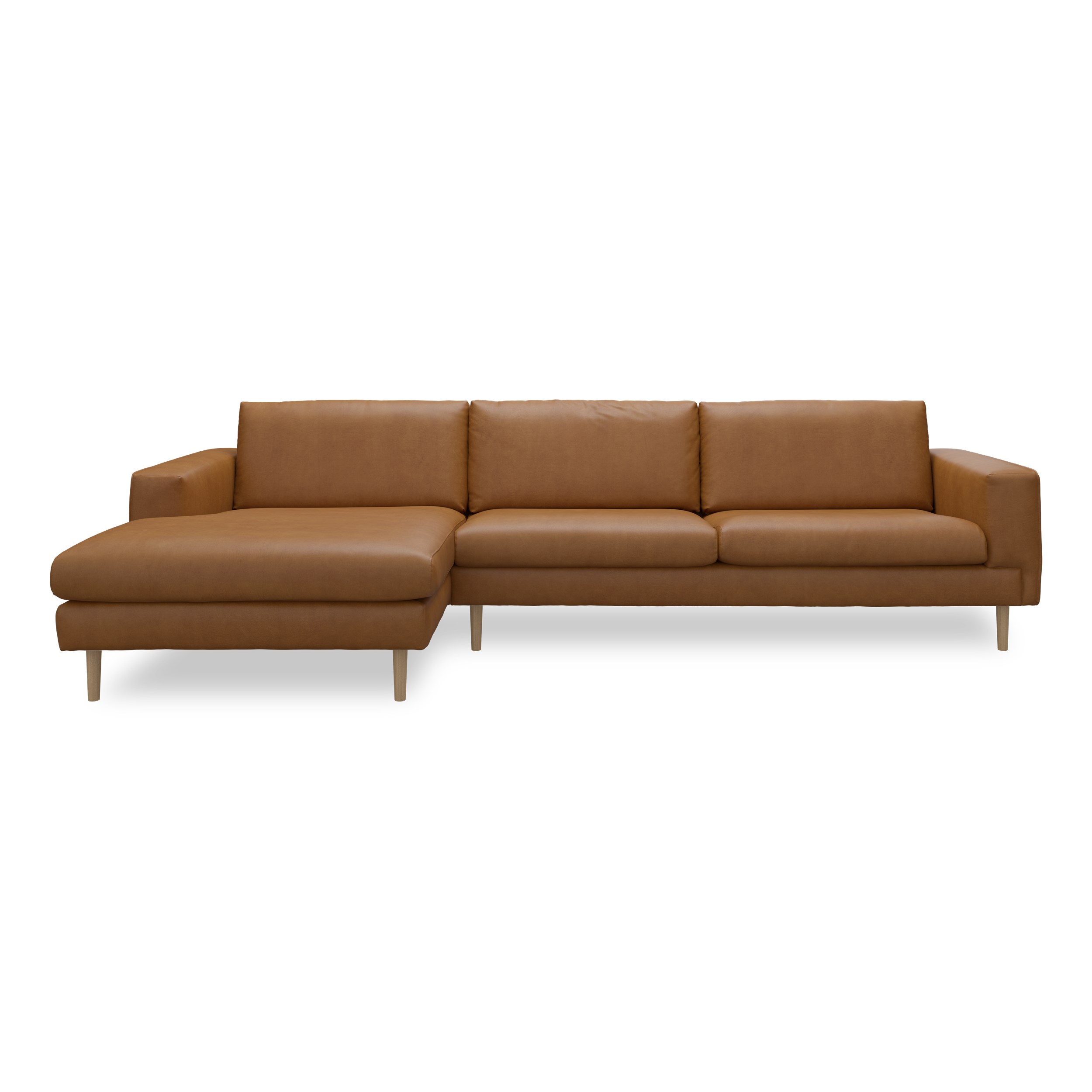 Nyland venstrevendt sofa med chaiselong - Kentucky 9 cognac bonded læder, Ben no. 141 i lakeret massiv eg og S: Pocketfjedre/koldskum R: Koldskum med fiberfyld